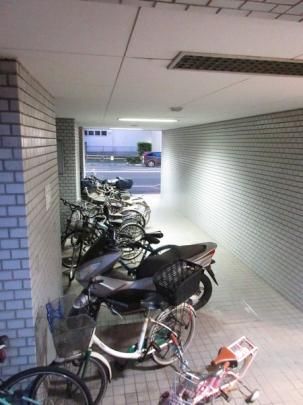 【建物外観】　駐輪場、バイク置き場
